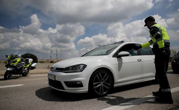 La DGT aclara si puede multar por llevar gafas de sol al volante