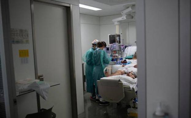 Las cifras de enfermos covid en las UCI de Granada caen a niveles mínimos