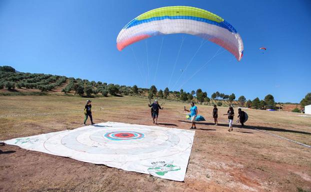 Gran expectación para ver el helicóptero de la Armada