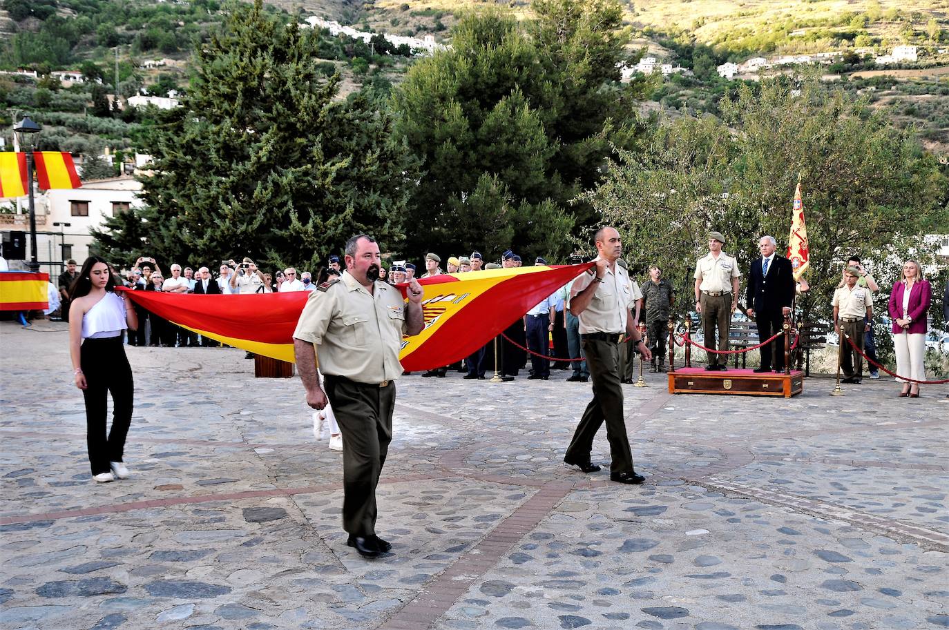 El MADOC asiste a la colocación de la Bandera de España en un mirador de Caratáunas