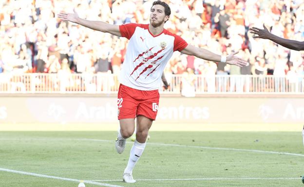 El Almería refuerza su zaga, casi completa para el debut en Primera