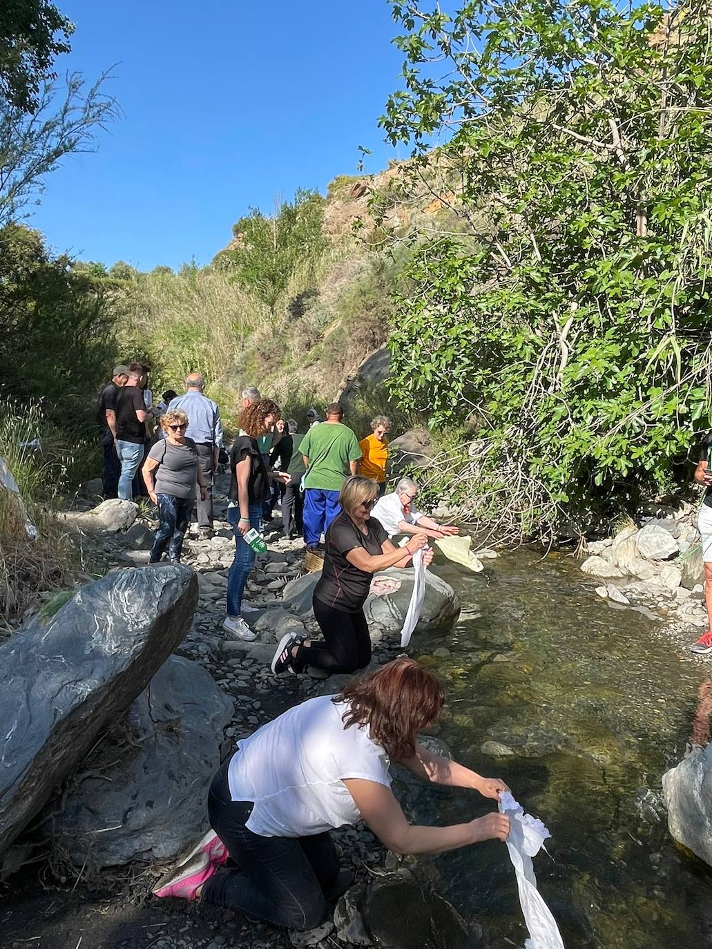 Las mujeres de Abla rememoran el lavado de ropa en la Rambla de los Santos