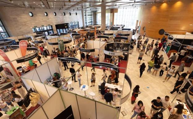 Gran expectación en la Feria de Empleo de Granada con miles de personas demandando un trabajo