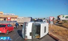 Una furgoneta volcada en la glorieta de avenida de Andalucía provoca un importante atasco