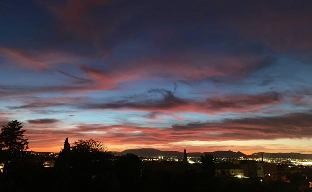 Las espectaculares fotos del atardecer en Granada que inundan las redes sociales