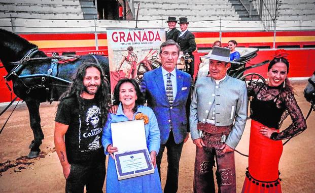 Puerta grande para el pregón de Lola Enríquez en la plaza de toros