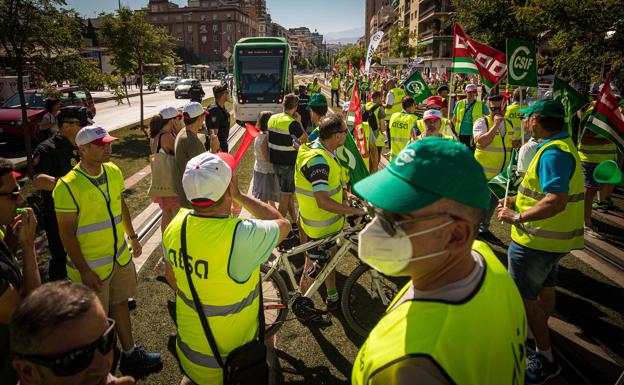 Los trabajadores de Rober presionan a la empresa con una huelga masiva en el transporte urbano