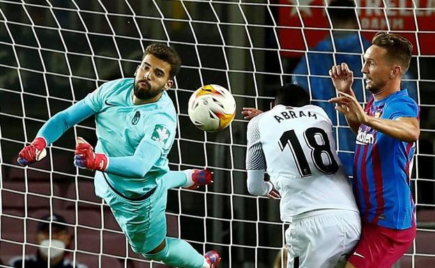 La cláusula de rescisión de Luís Maximiano baja a la mitad tras el descenso