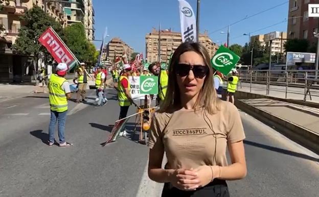 La redactora de Ideal Laura Velasco informa sobre la última hora de la manifestación de los trabajadores de Rober