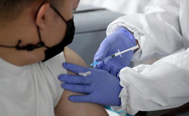 Llegan las 'dosis bivalentes' de Moderna que mejoran la protección contra ómicron: ¿cómo actúan?