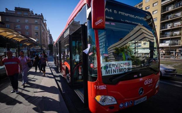 Granada llega al Corpus en vilo por los conflictos vivos en los autobuses y la basura