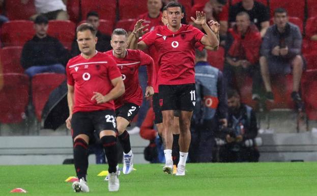 Uzuni participa como titular en la derrota de Albania con Israel