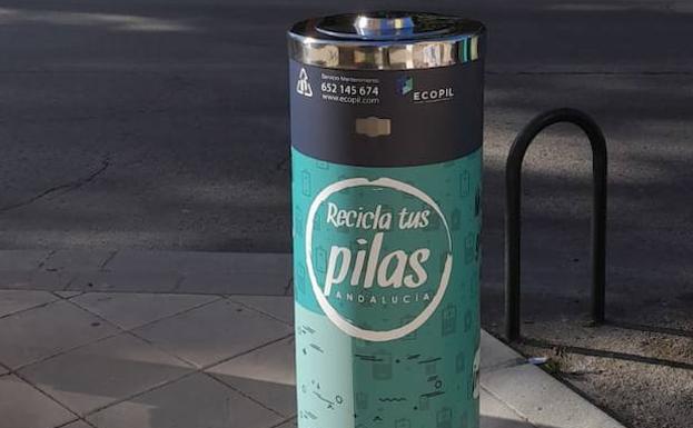 Instalan nuevos contenedores para recoger pilas en las calles de Jaén