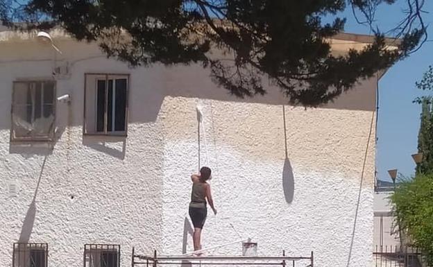 El pueblo de Granada que regala una lata de pintura a sus vecinos para limpiar su casa de calima