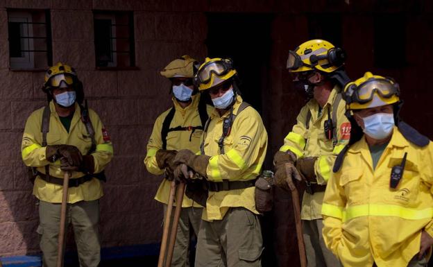 Un pequeño incendio en Pinos Puente moviliza a una treintena de bomberos forestales