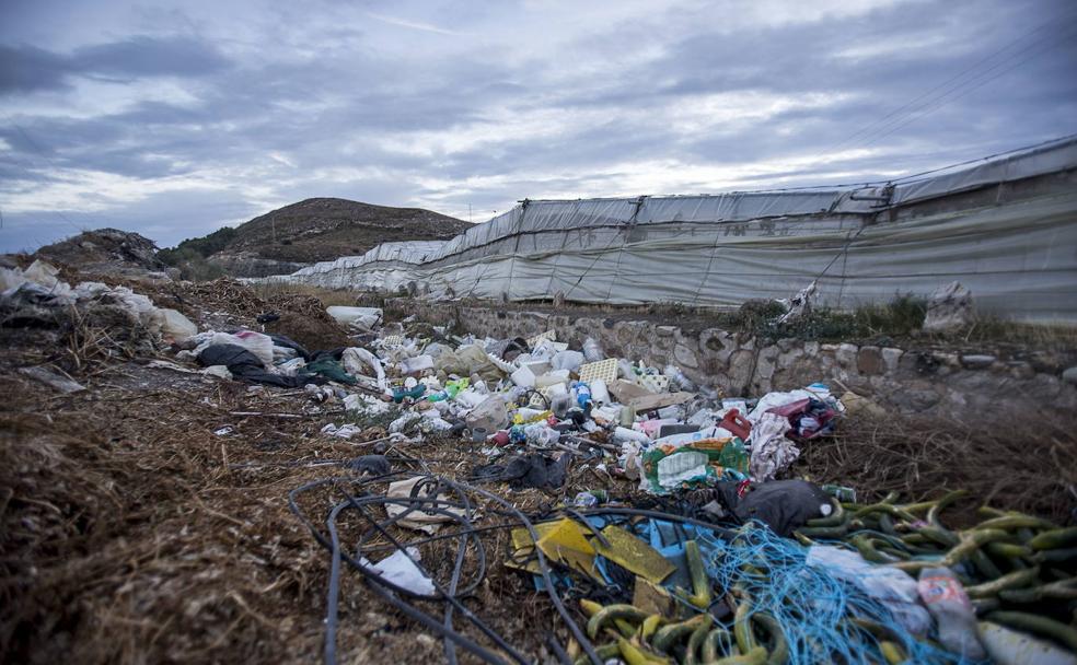 Políticas para acabar con los residuos agrarios en cunetas y ramblas