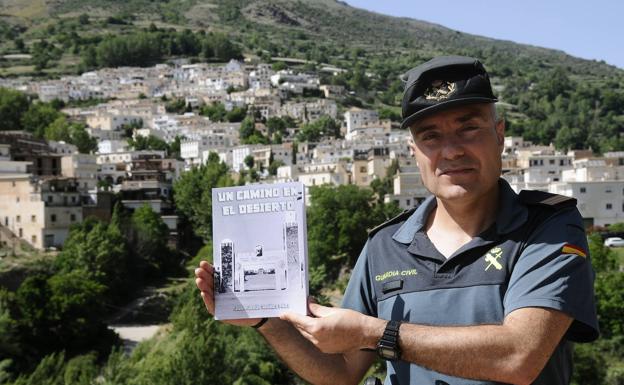 El comandante puesto de la Guardia Civil en Trevélez triunfa con su obra 'Un camino en el desierto'
