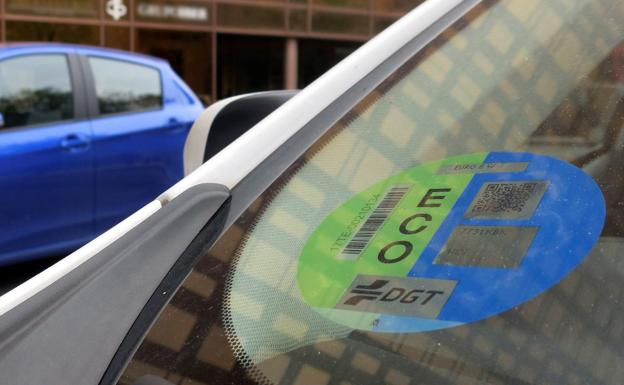 Las ciudades en las que te pueden multar por no llevar la etiqueta de la DGT