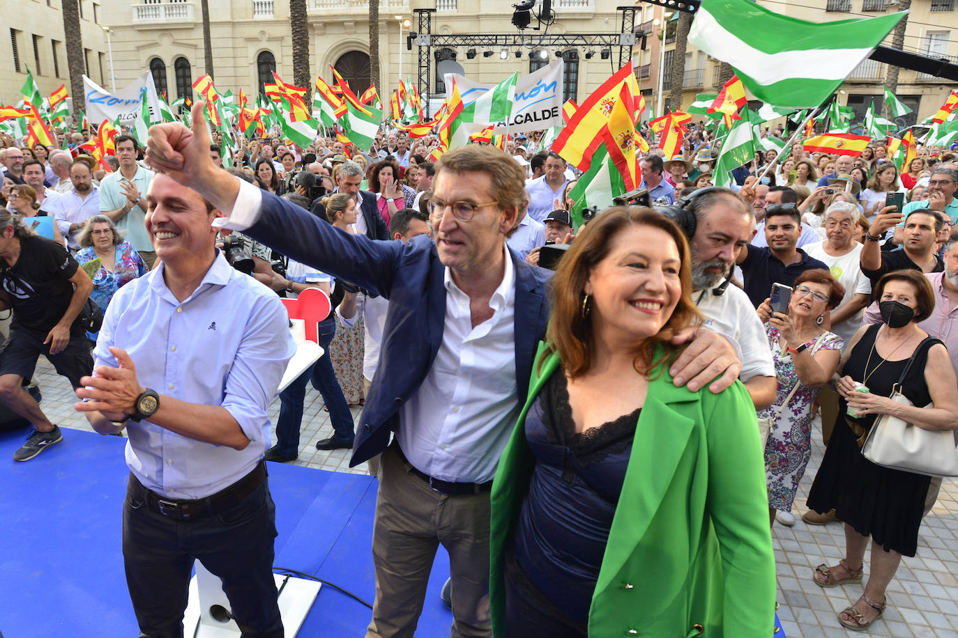 Feijóo: «Hay partidos que quieren acabar con la Autonomía, con lo que os costó»