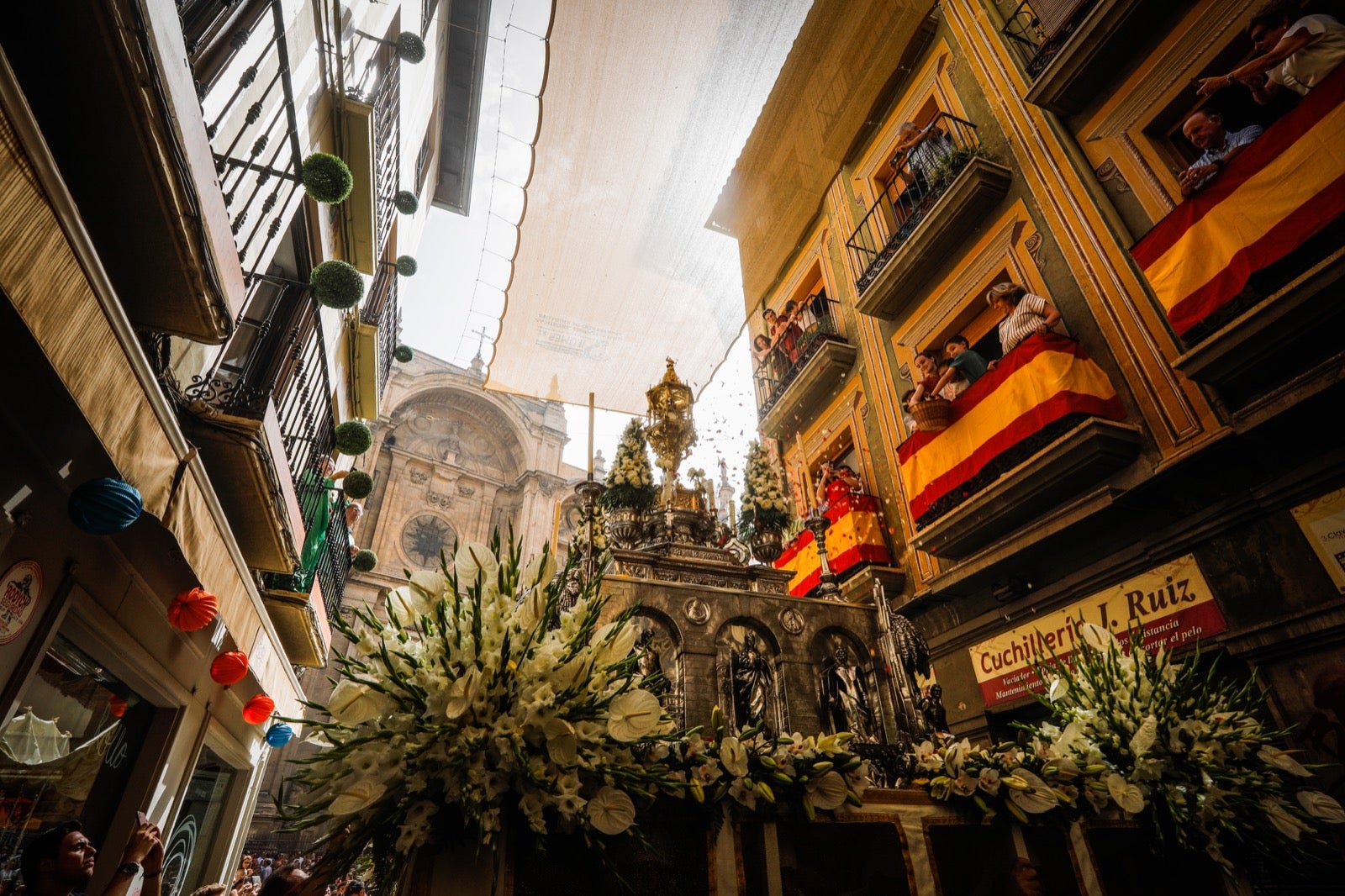 Granada recibe a la Custodia en una mañana de calor y emoción