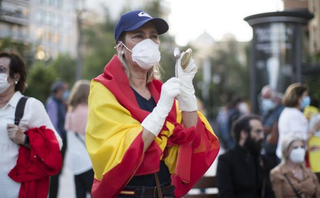 La solución no es envolverse en la bandera de España