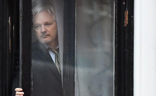 El Gobierno de Johnson autoriza la extradición de Assange a Estados Unidos