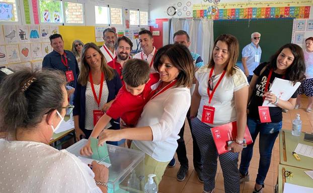 Ángeles Férriz, cabeza de lista del PSOE, ha votado en La Carolina
