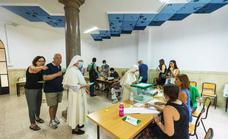 Las imágenes de las votaciones en los colegios de Granada