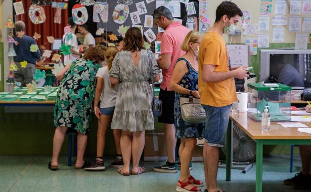 Denuncia a un interventor por decir «¿de qué tribu vendrá esta?» cuando iba a votar en Andalucía