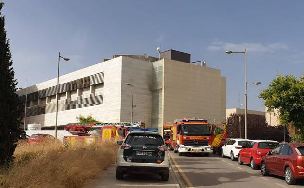 La UGR revisa los daños por el incendio en el Centro de Investigación Biomédica