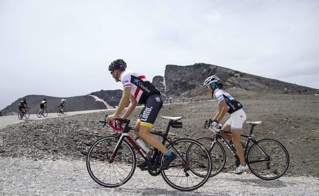 La Junta decidirá en julio si permite que la Vuelta Ciclista llegue a cumbres protegidas