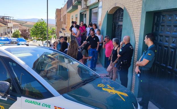 Clientes de una agencia de viajes de Íllora ocupan el local porque temen haber sido engañados