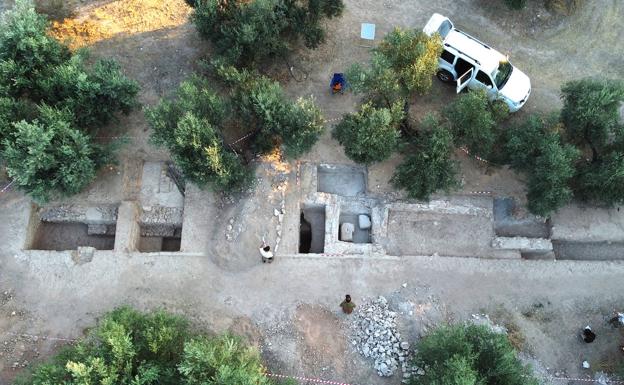 Los trabajos en el arco de Augusto de Mengíbar descubren un complejo termal