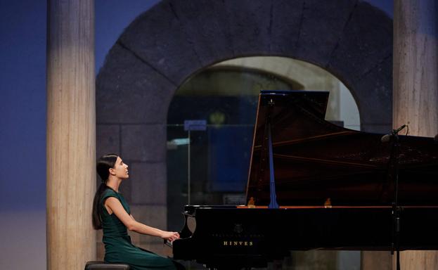 Alexandra Dovgan apabulla en el Patio de los Mármoles