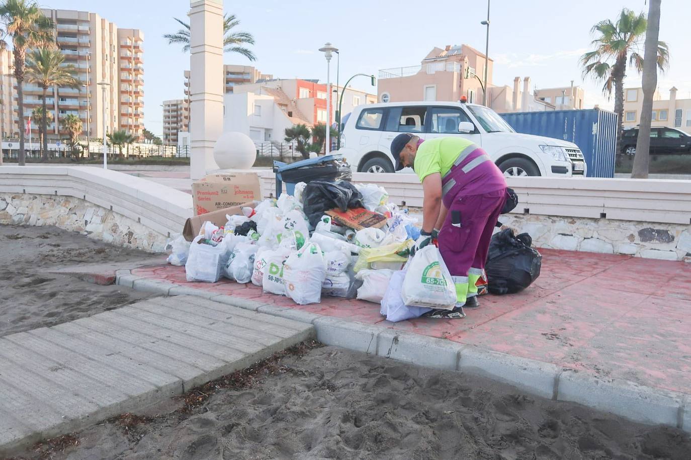 Recogen más de 11.000 kilos de basura en las playas de Almería después de San Juan