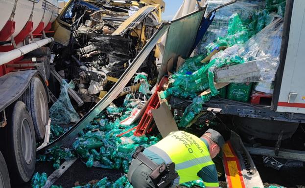 Dos camiones chocan en la A-44 en Jaén y cortan el tráfico durante cuatro horas