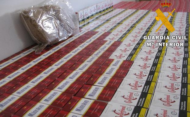 Cazados dos vecinos de Torredonjimeno con 246 cajetillas de tabaco de contrabando