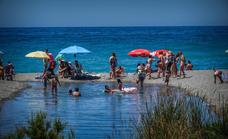 La tregua del calor deja a medio llenar las playas de Granada