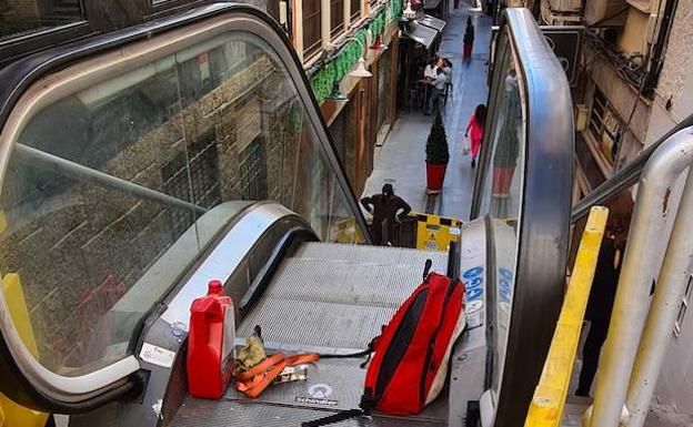 La escalera de 'quita y pon' de la calle Nueva vuelve a funcionar, para subir y con mantenimiento