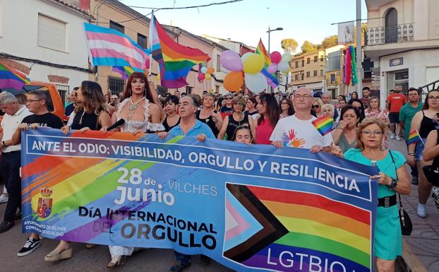 400 personas participan en Vilches en la primera manifestación LGTBI del municipio
