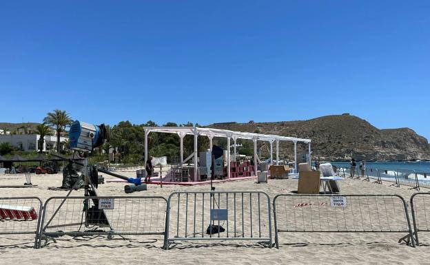 La playa de Agua Amarga se convierte en una cocina con el rodaje de Masterchef