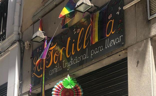 Arrancan la decoración de un negocio de Granada por mostrar su apoyo al colectivo LGBTI