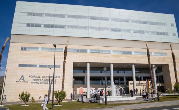 Un joven pierde una pierna al ser atropellado cuando reponía la rueda de su coche en la A-7