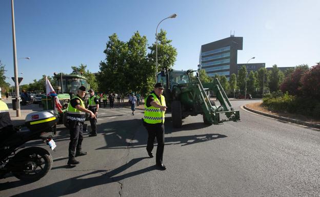 350 tractores colapsan cuatro horas Granada para exhibir la ruina del campo