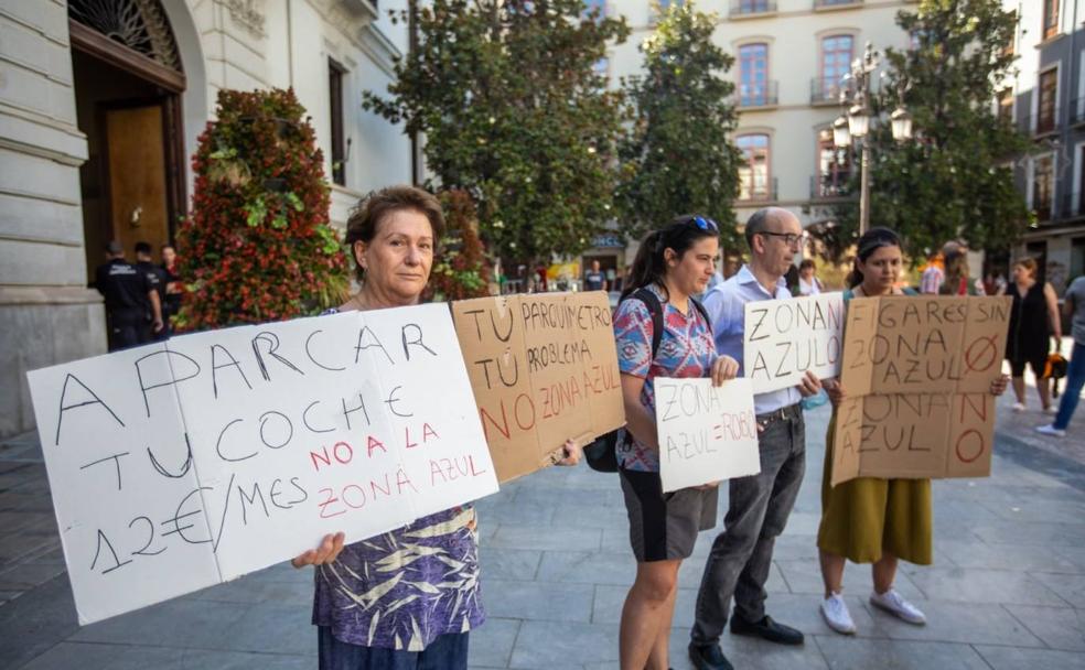 «Es verdad que hemos venido poquitos a la concentración contra la zona azul de Granada»