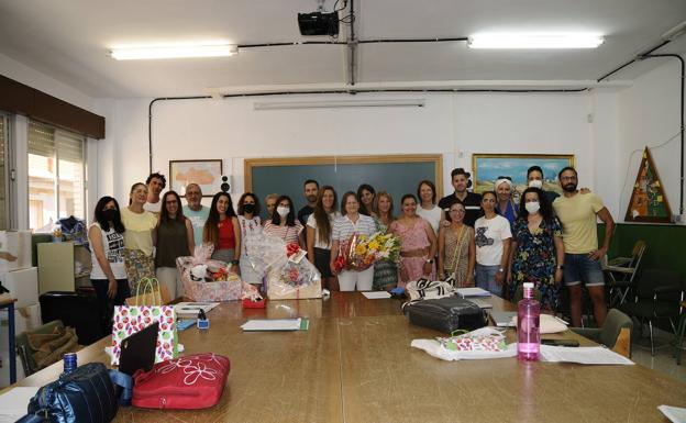 La monitora del Colegio Público Lucena Rivas de Lanjarón es homenajeada por su jubilación