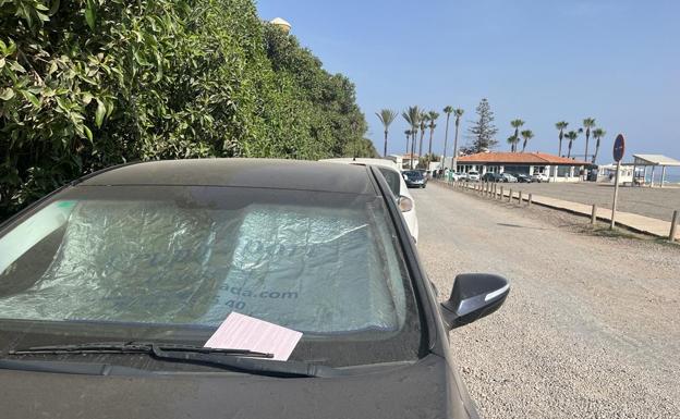 Lluvia de multas por aparcar mal en Playa Granada