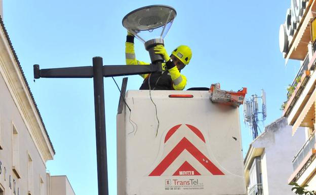A punto de finalizar el proceso de renovación de las luminarias en Linares