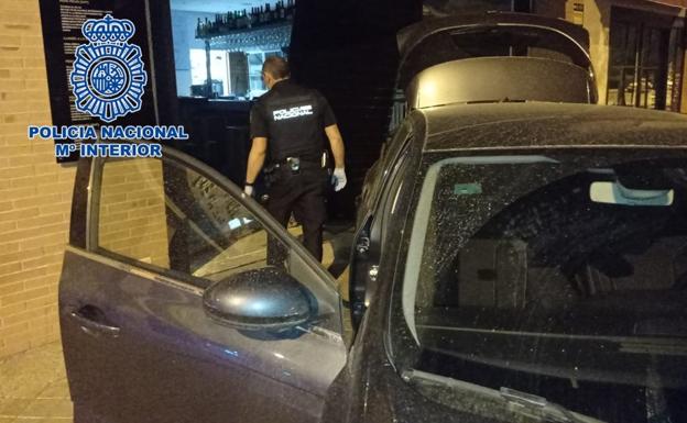 Empotra su coche contra un bar del centro de Granada y lo pillan metiendo la caja en el maletero
