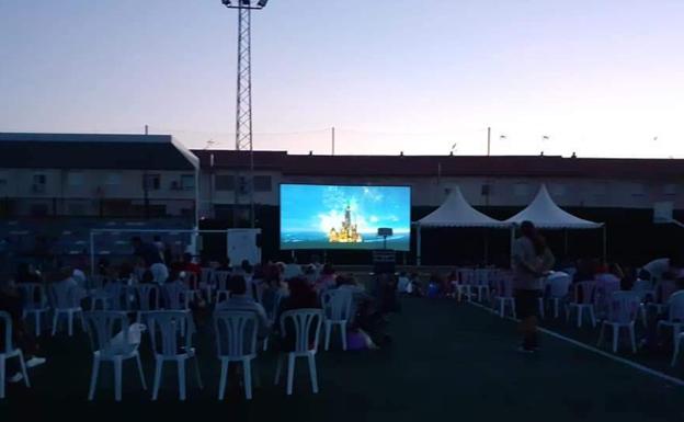 El pueblo de Granada que organiza su propio cine de verano para sus vecinos